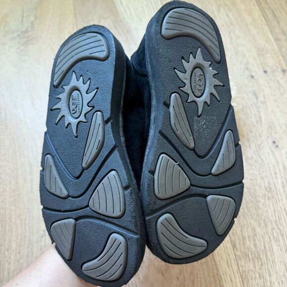 Ugg suburb Tassle size 6 shoes black sheepskin shearling lined winter boots - Picture 8 of 9